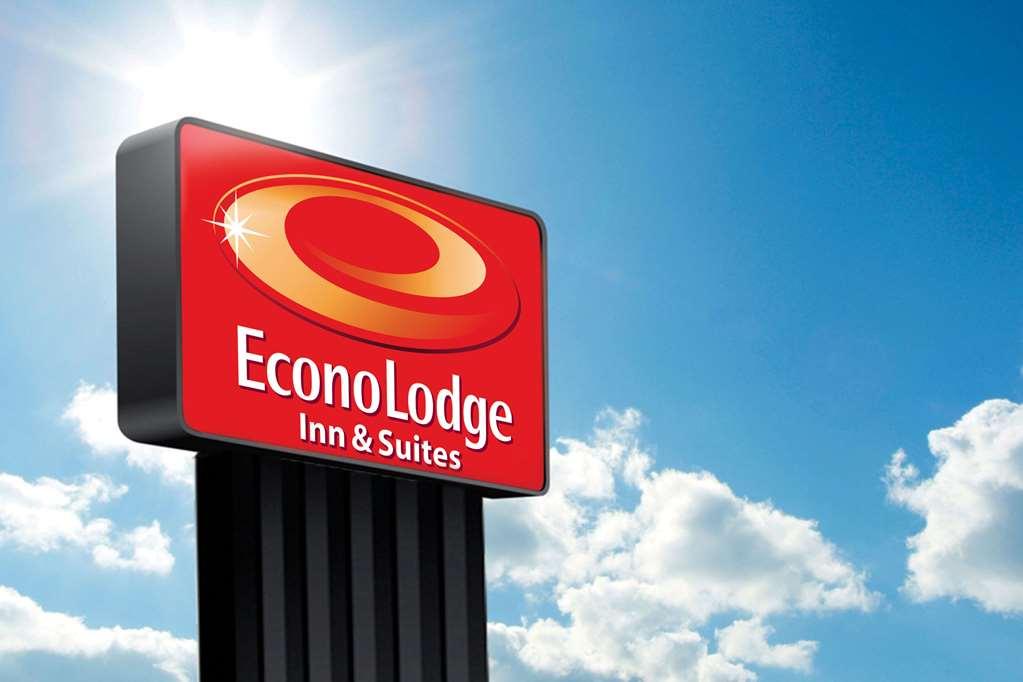 Quality Inn & Suites Fayetteville Exterior foto