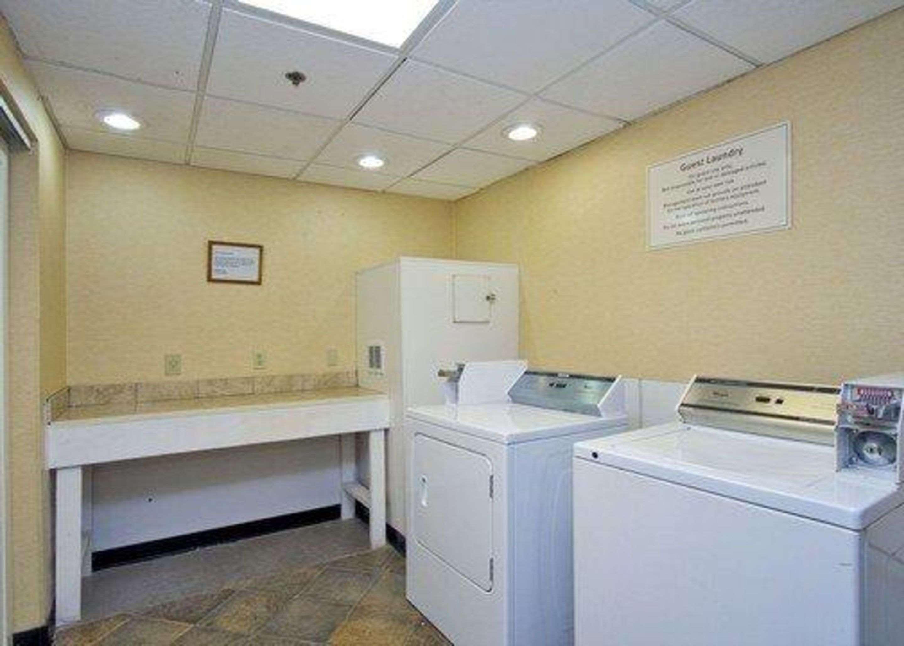 Quality Inn & Suites Fayetteville Exterior foto